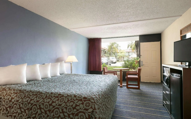 Efficiency Double room with pool view