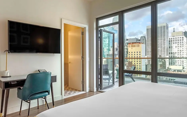 Mobility/Hearing Accessible with Roll-in Shower Double room with balcony and City View