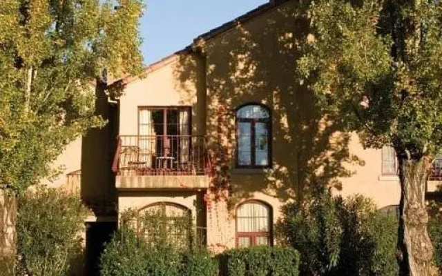 Suite with courtyard view