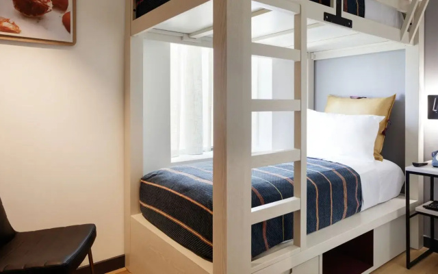 Standard Twin room with street view