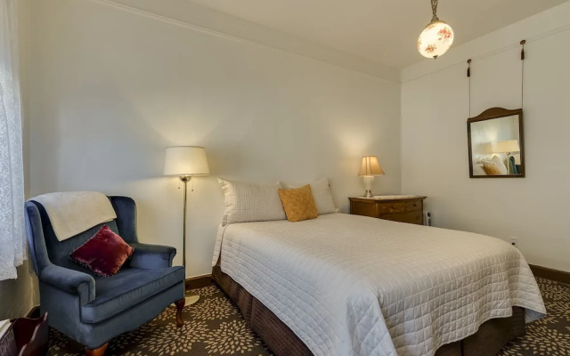 Standard room with mountain view