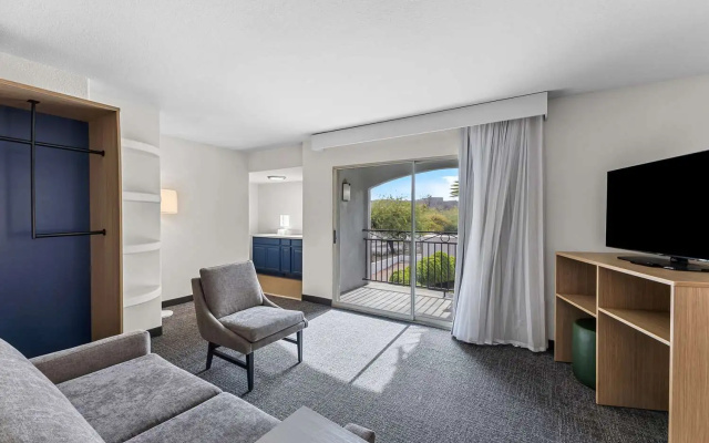 Suite with pool view