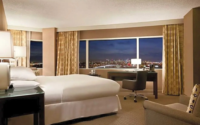Double Manhattan Skyline View Guest room