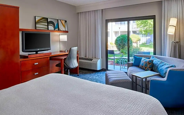Deluxe Double room with balcony and with courtyard view