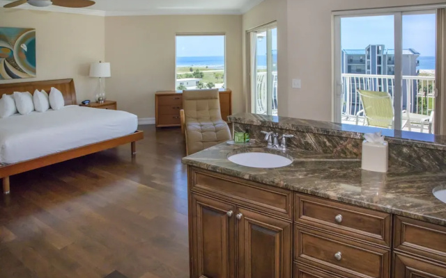 3 Bedrooms Penthouse Suite with balcony and with pool view