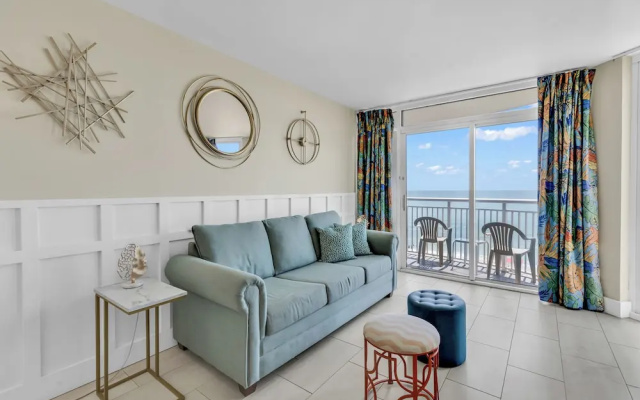 1 Bedroom Standard Family room with balcony and with ocean view