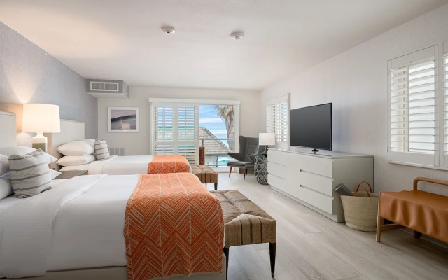 Standard Quadruple room with balcony and with partial ocean view