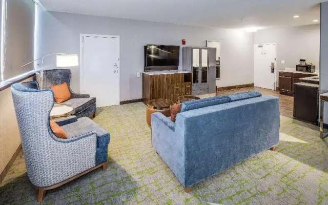 Suite with city view