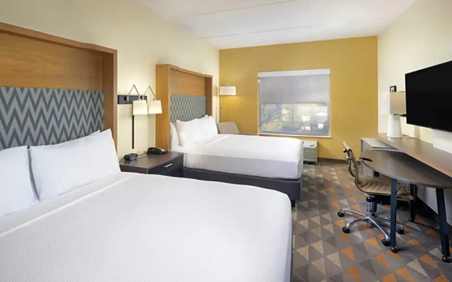 Standard Quadruple room with city view