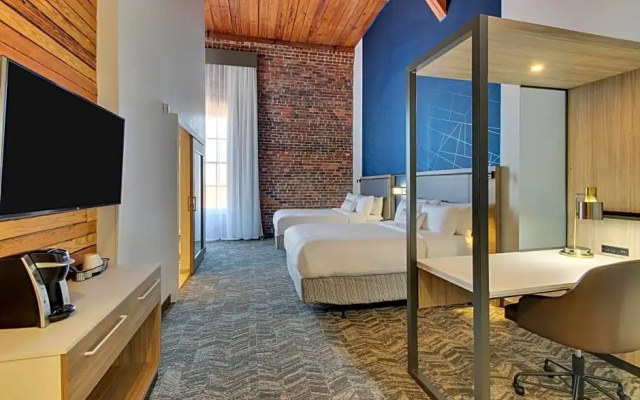 Standard Quadruple room with city view
