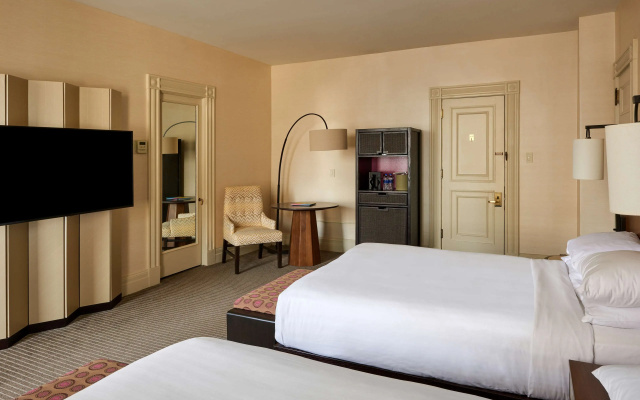 Standard Quadruple room with city view