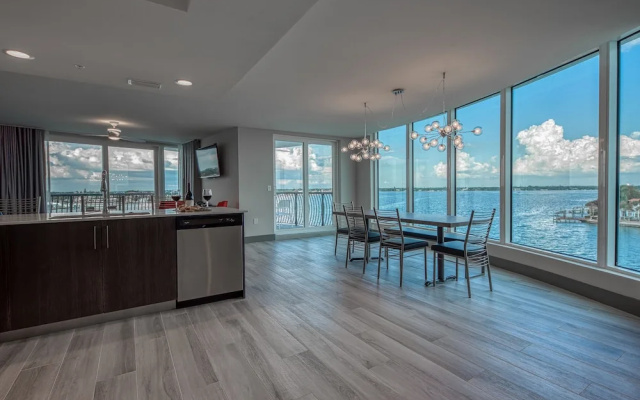 3 Bedrooms Presidential Suite with balcony and with bay view