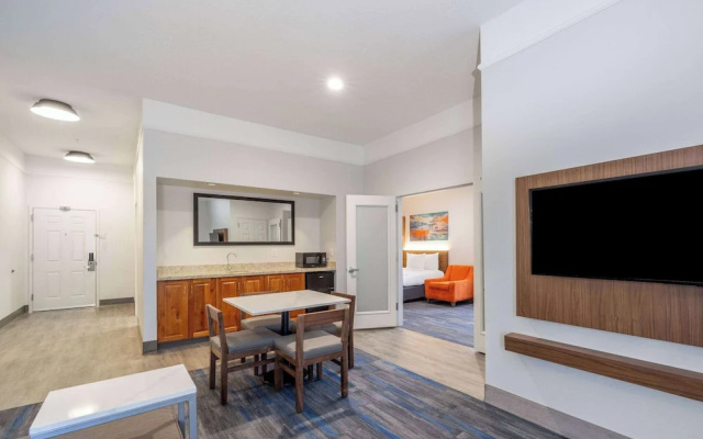 Premier Quadruple Suite with pool view