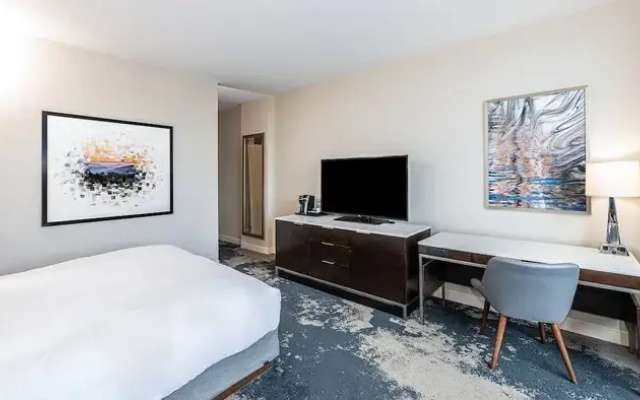 Standard room with partial view