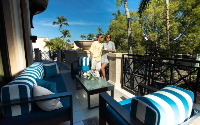 Suite with street view