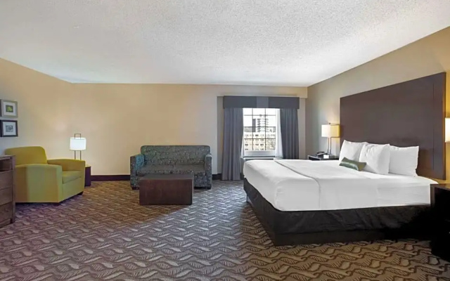 Deluxe Sextuple Suite with city view