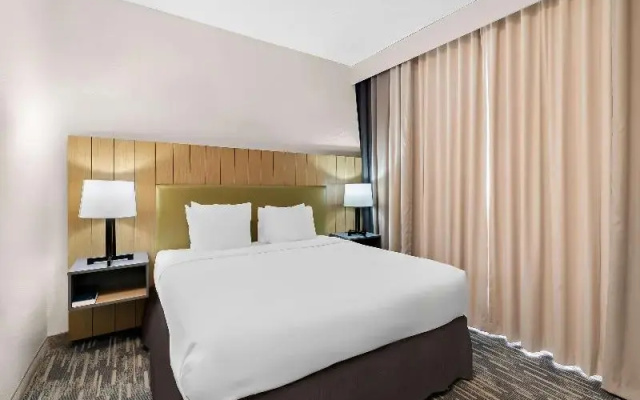 Suite with city view