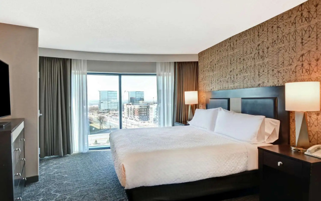 1 Bdrm Corner Suite
