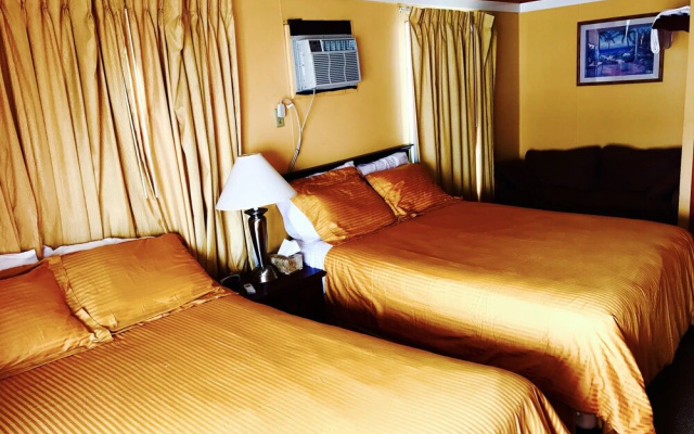 Standard Quadruple room with balcony and with partial view