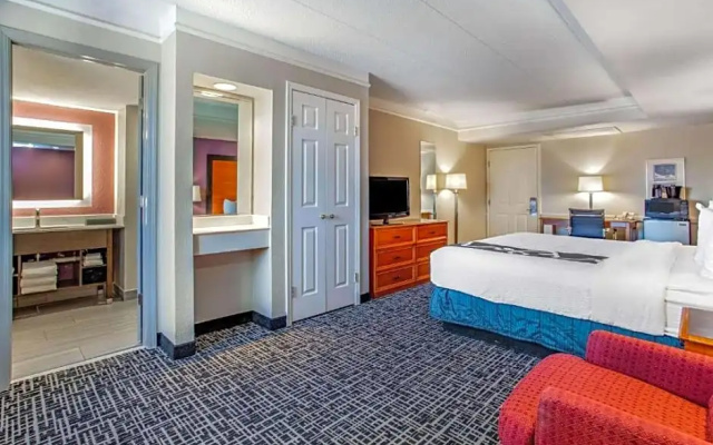 Deluxe Sextuple Family room