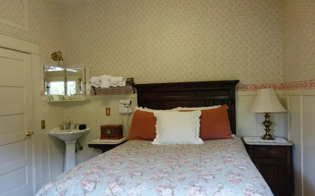 Standard Double room with garden view
