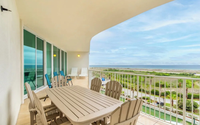 4 Bedrooms Standard Family room with balcony and with ocean view