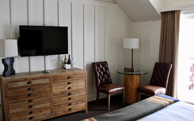 Standard room with lake view
