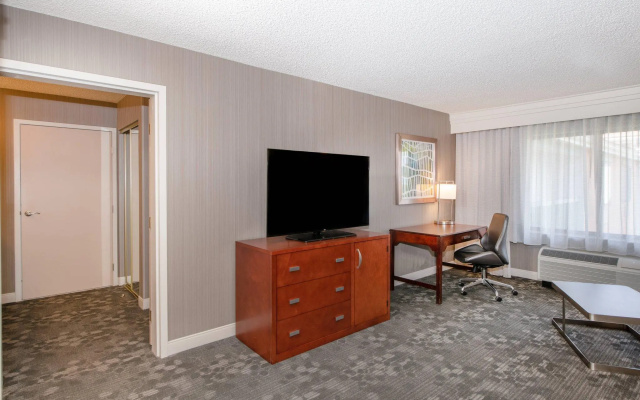 2 Bedrooms Quadruple Suite with courtyard view