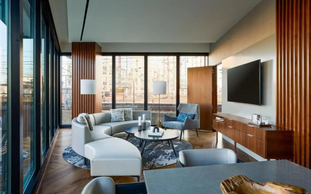 1 Bedroom Double Club Suite with city view