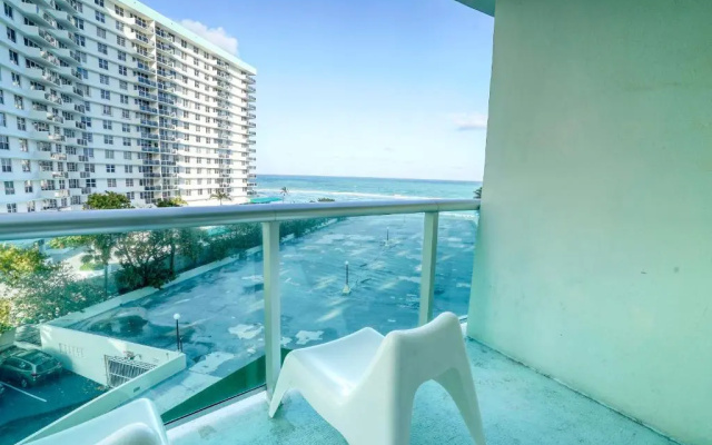 2 Bedrooms Premier Apartment with partial ocean view