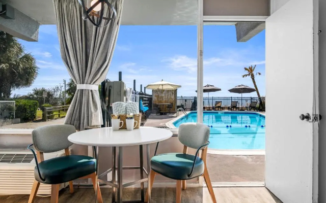 Standard room with pool view