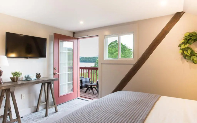 Standard room with lake view