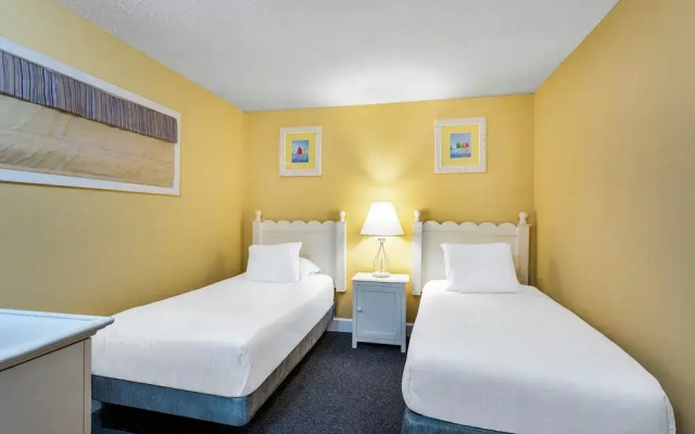 2 Bedrooms Quadruple Suite with partial view