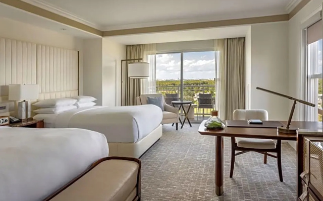 Club Level Quadruple room with Lakefront view and Pool view