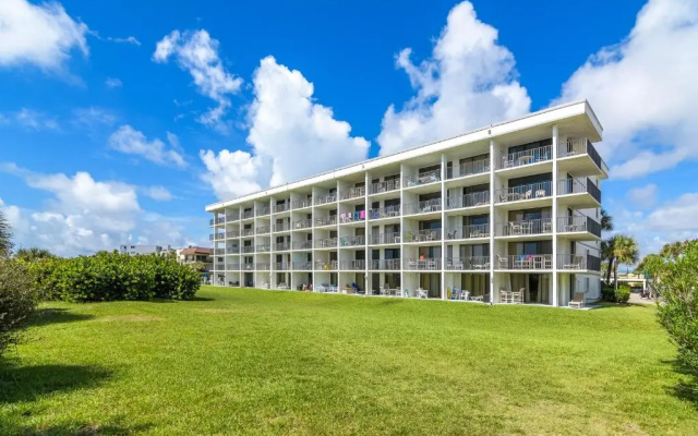 Apartment with garden view
