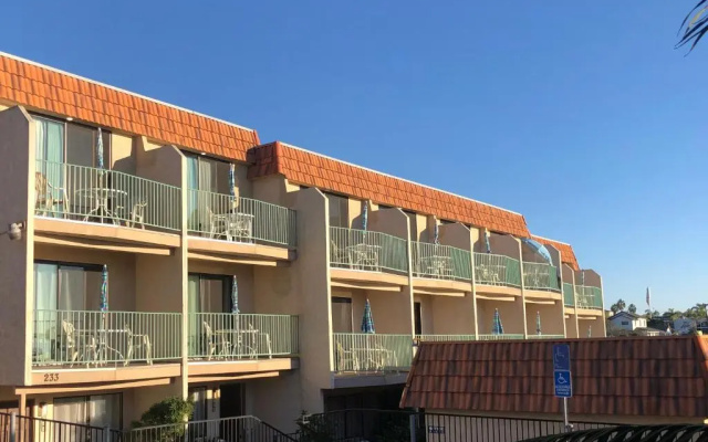 Standard room with balcony and with partial sea view