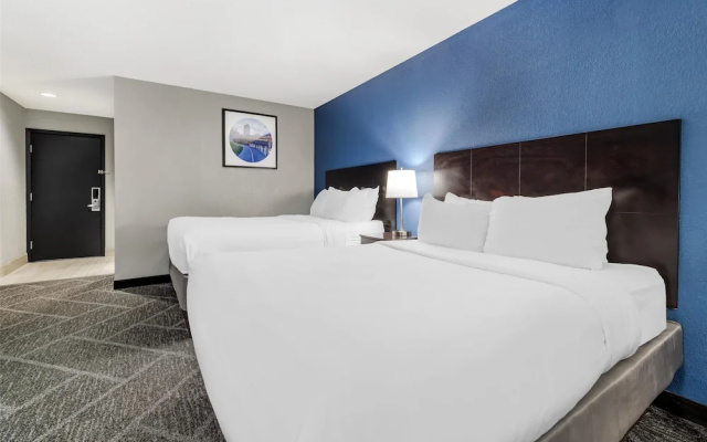 Poolside Quadruple room