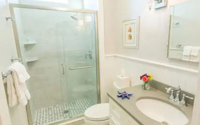 2 Bedrooms Luxury Apartment with balcony and with harbour view