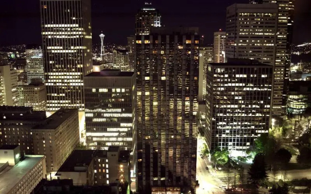 Standard Quadruple Club room with city view