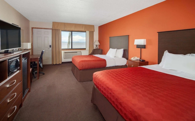 Standard Quadruple room with balcony and with lake view