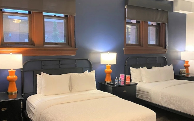 Deluxe Quadruple Basement room