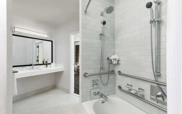 Mobility/Hearing Accessible with Tub Double room