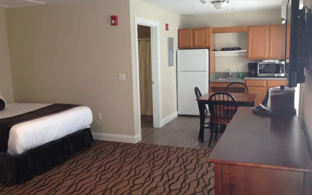 Quadruple Basement Suite with pool view