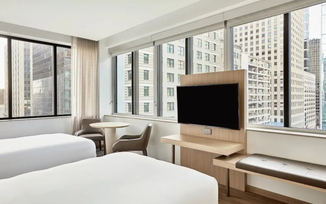 Corner Twin room with city view