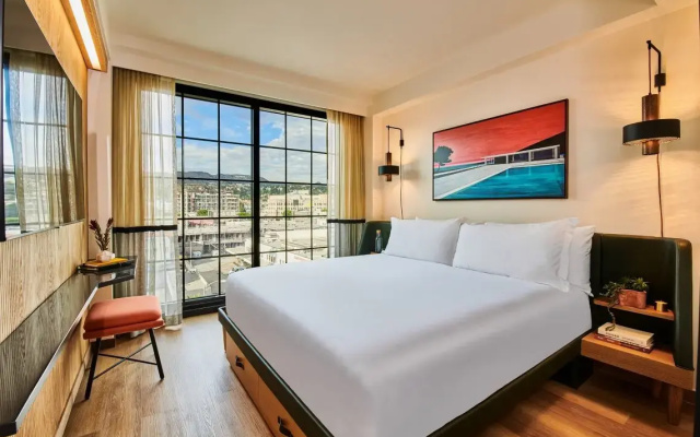 Double room with Hollywood Hills view
