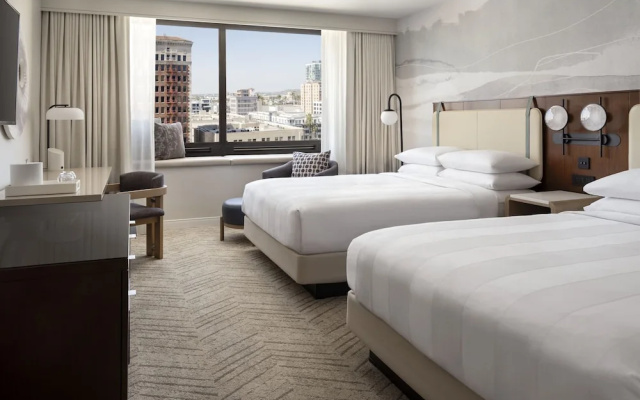 Standard Quadruple Club room with city view