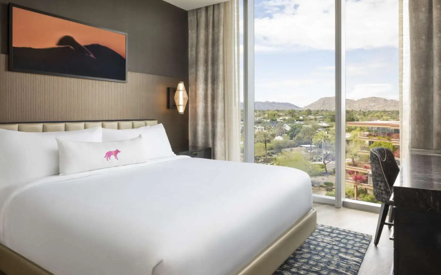 Suite with city view