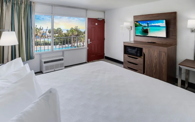 Standard Double room with partial ocean view