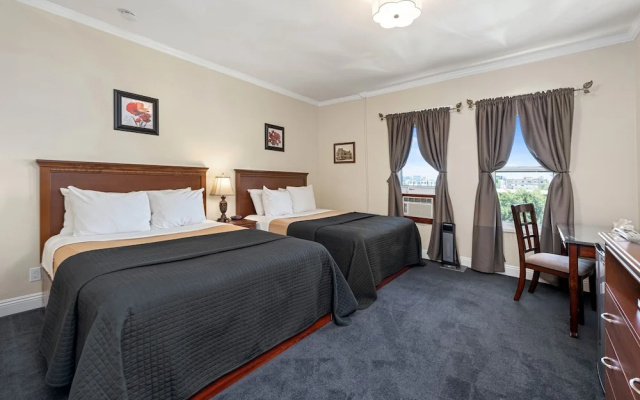 Queen Quadruple room