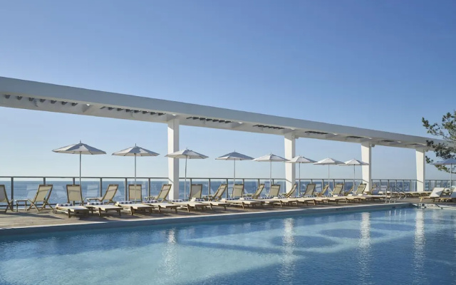 Suite with pool view